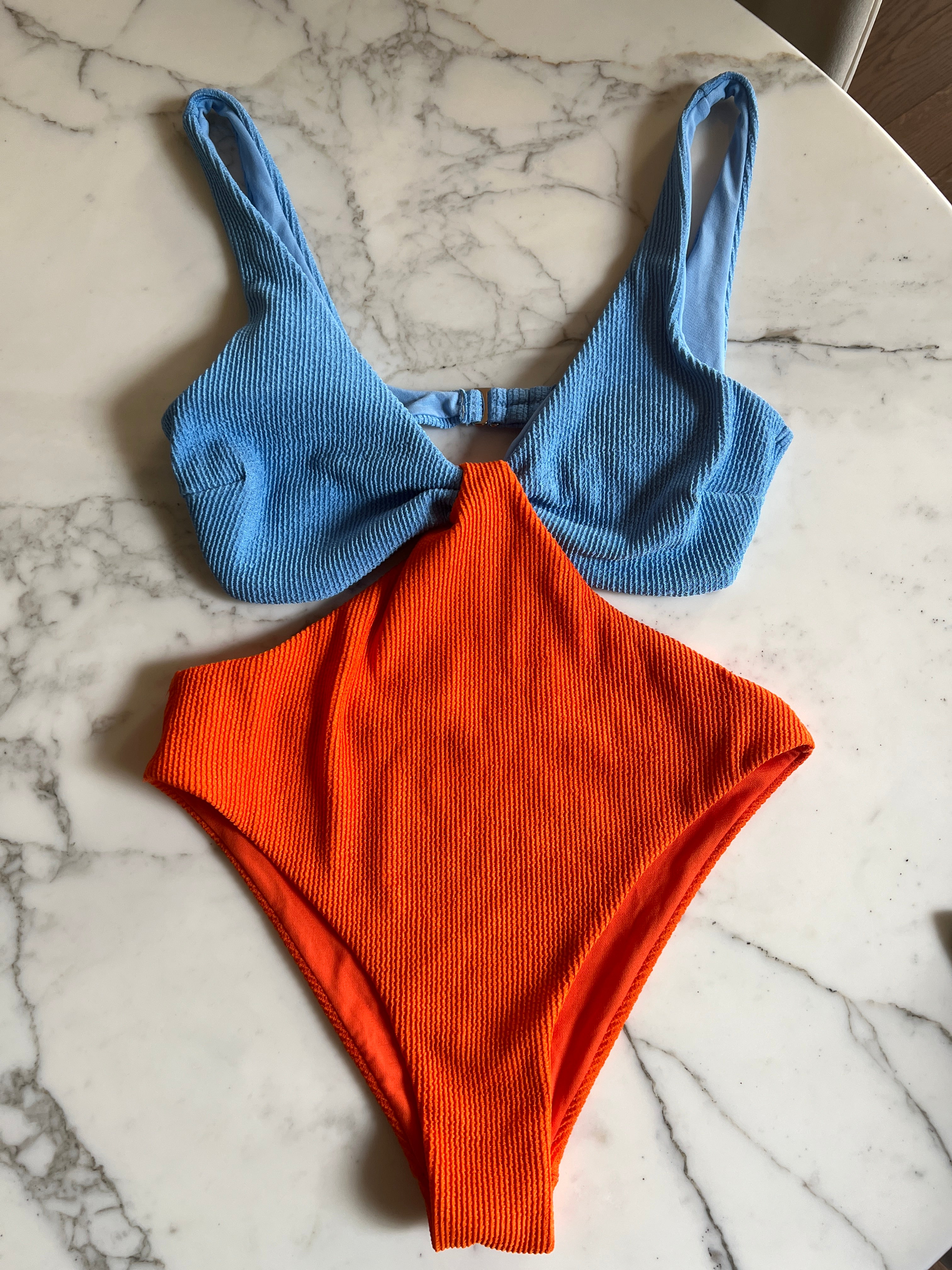 Malika Menard Maillot de bain une pièce bleu et orange Vero Moda