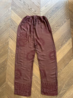 Charger l'image dans la galerie, Our Manor- Pantalon fluide et fin marron à motifs
