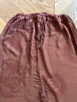 Charger l'image dans la galerie, Our Manor- Pantalon fluide et fin marron à motifs
