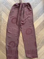 Charger l'image dans la galerie, Our Manor- Pantalon fluide et fin marron à motifs
