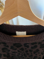Charger l'image dans la galerie, H&amp;M - Pull Léopard en maille jacquard marron et noir

