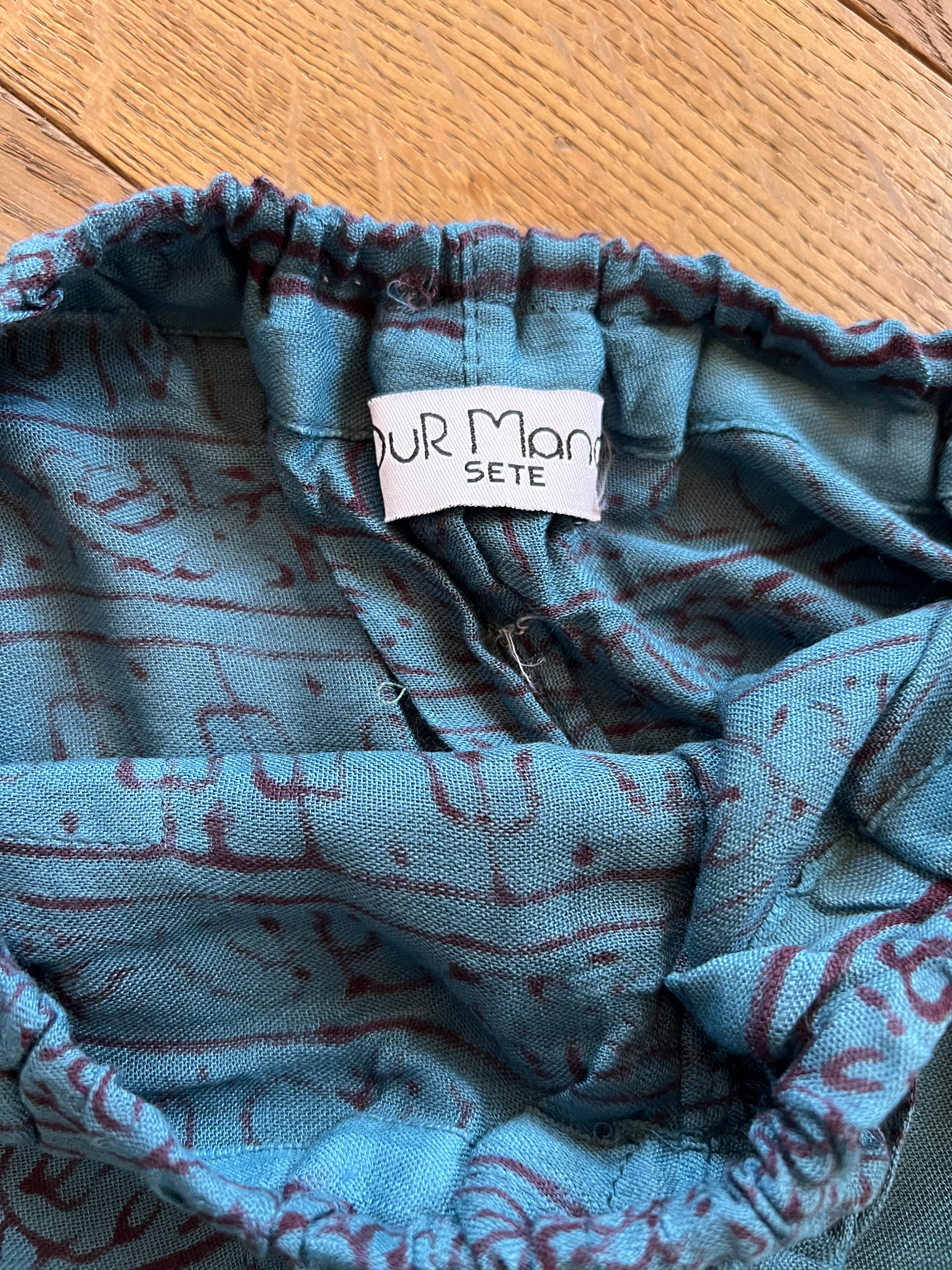 Our Manor- Pantalon fluide et fin bleu à motifs