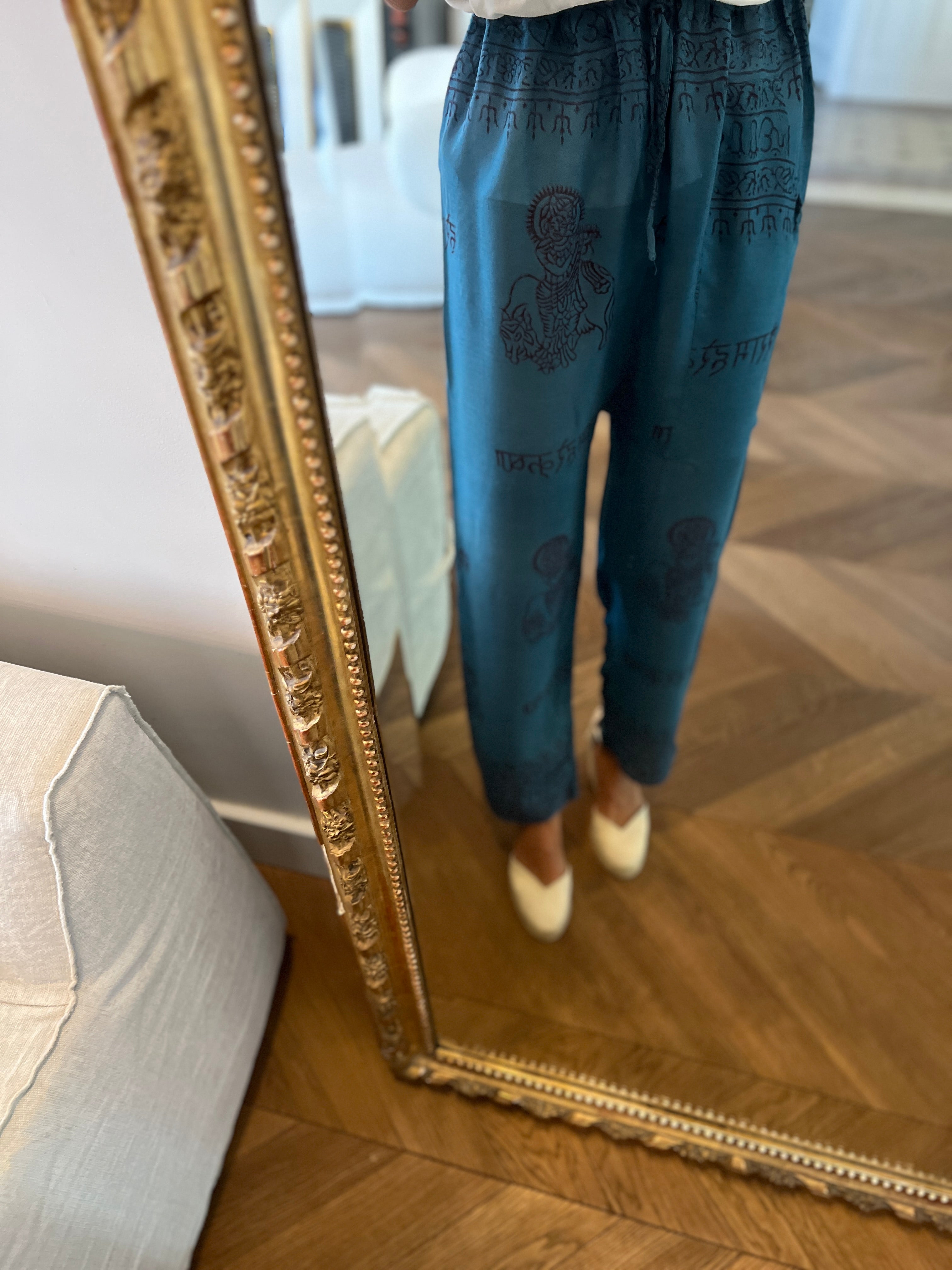 Our Manor- Pantalon fluide et fin bleu à motifs