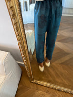 Charger l&#39;image dans la galerie, Our Manor- Pantalon fluide et fin bleu à motifs
