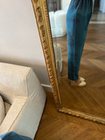 Charger l&#39;image dans la galerie, Our Manor- Pantalon fluide et fin bleu à motifs
