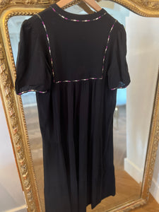 Robe Ba&sh noire décolleté broderie mauve ecrue et kaki