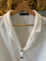 Charger l'image dans la galerie, Zara - Chemise blanche courte boutons noirs
