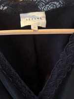 Charger l&#39;image dans la galerie, Robe Sezane noir décolleté dentelle en soie
