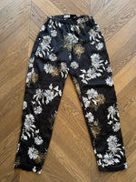 Charger l&#39;image dans la galerie, Topolina - Pantalon noir satiné à fleurs
