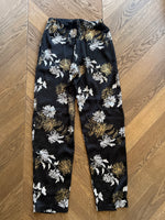 Charger l&#39;image dans la galerie, Topolina - Pantalon noir satiné à fleurs
