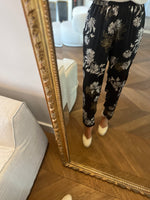 Charger l&#39;image dans la galerie, Topolina - Pantalon noir satiné à fleurs
