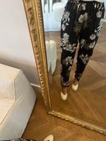 Charger l&#39;image dans la galerie, Topolina - Pantalon noir satiné à fleurs
