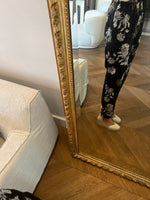 Charger l&#39;image dans la galerie, Topolina - Pantalon noir satiné à fleurs
