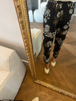 Charger l&#39;image dans la galerie, Topolina - Pantalon noir satiné à fleurs

