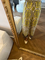 Charger l&#39;image dans la galerie, Topolina - Pantalon fluide à motifs jaunes
