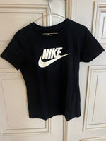 Charger l'image dans la galerie, Nike - T-shirt noir logo blanc
