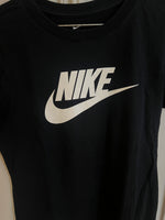 Charger l'image dans la galerie, Nike - T-shirt noir logo blanc
