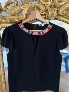 Ariane Brodier T shirt Maje noir collier rouge