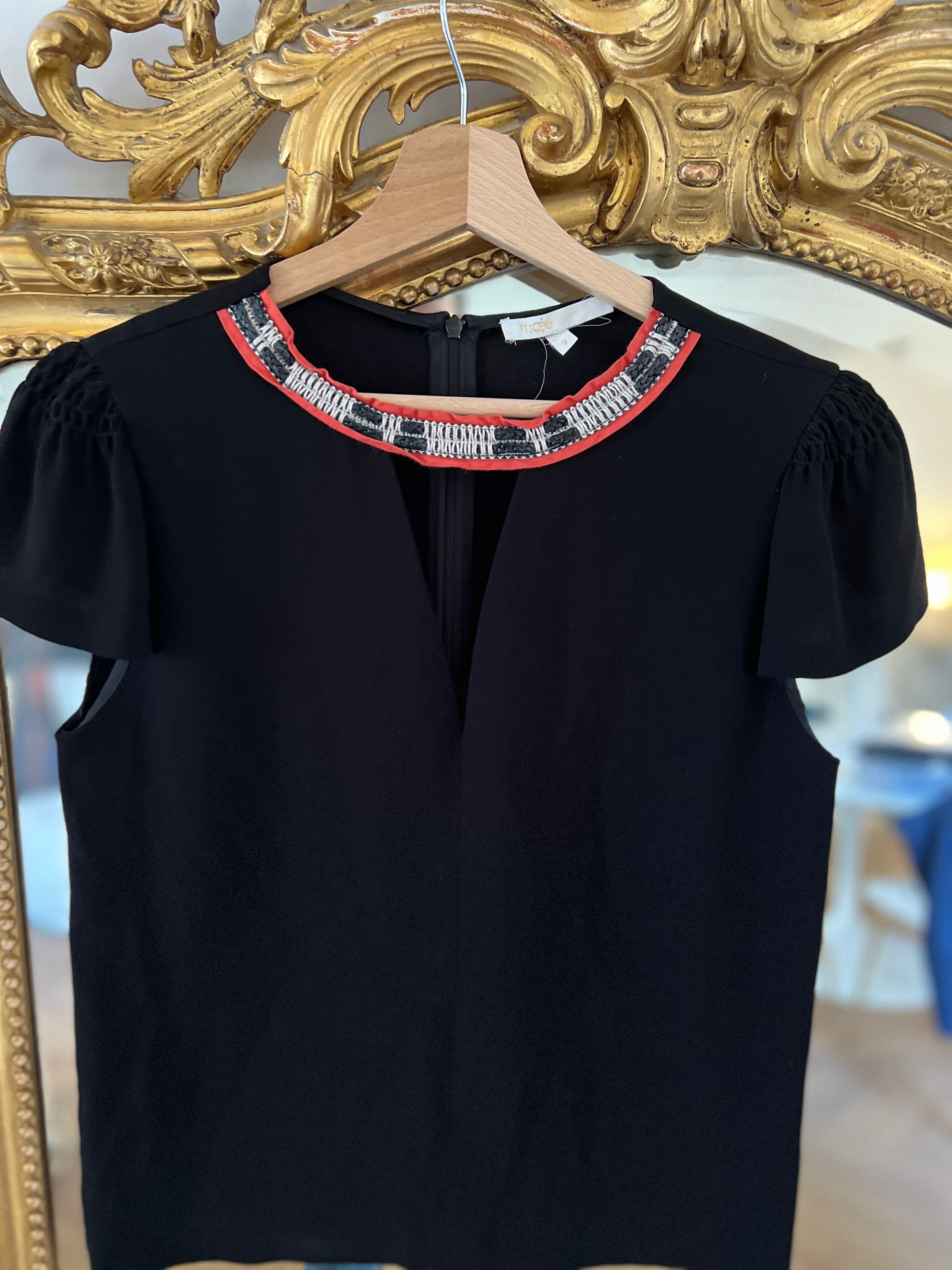 Ariane Brodier T shirt Maje noir collier rouge