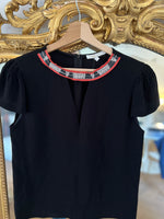 Charger l&#39;image dans la galerie, Ariane Brodier T shirt Maje noir collier rouge
