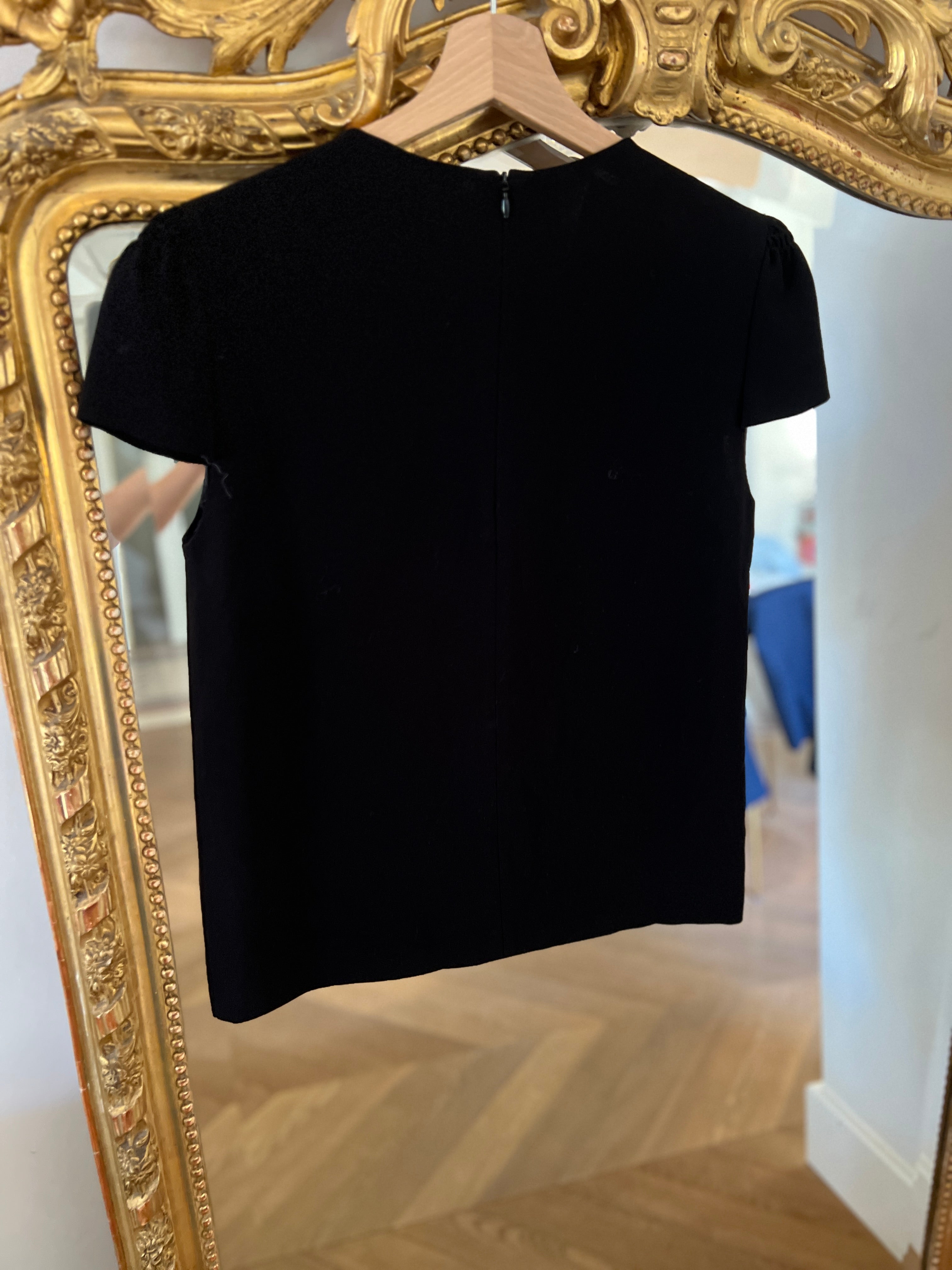 Ariane Brodier T shirt Maje noir collier rouge