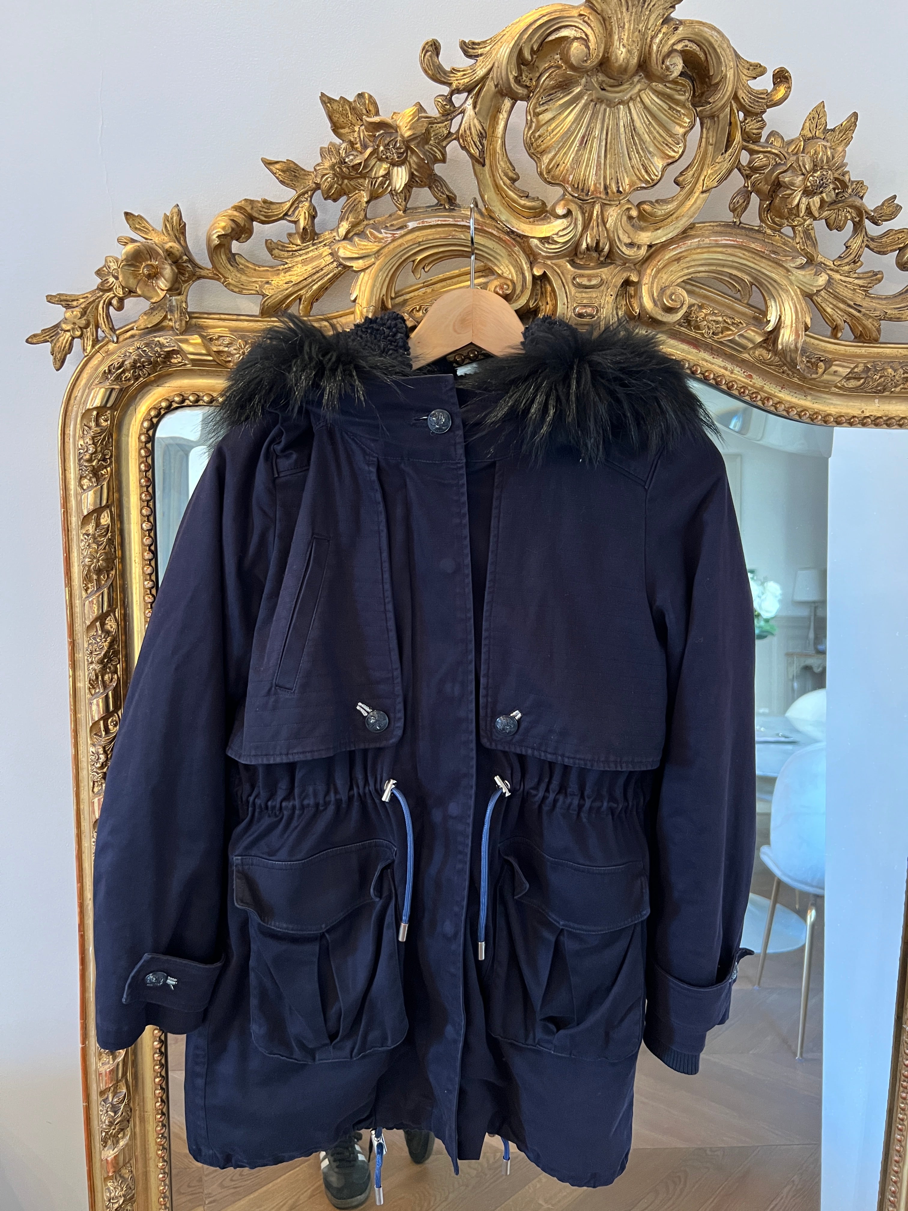 Manteau Claudie Pierlot bleu marine capuche fourrure