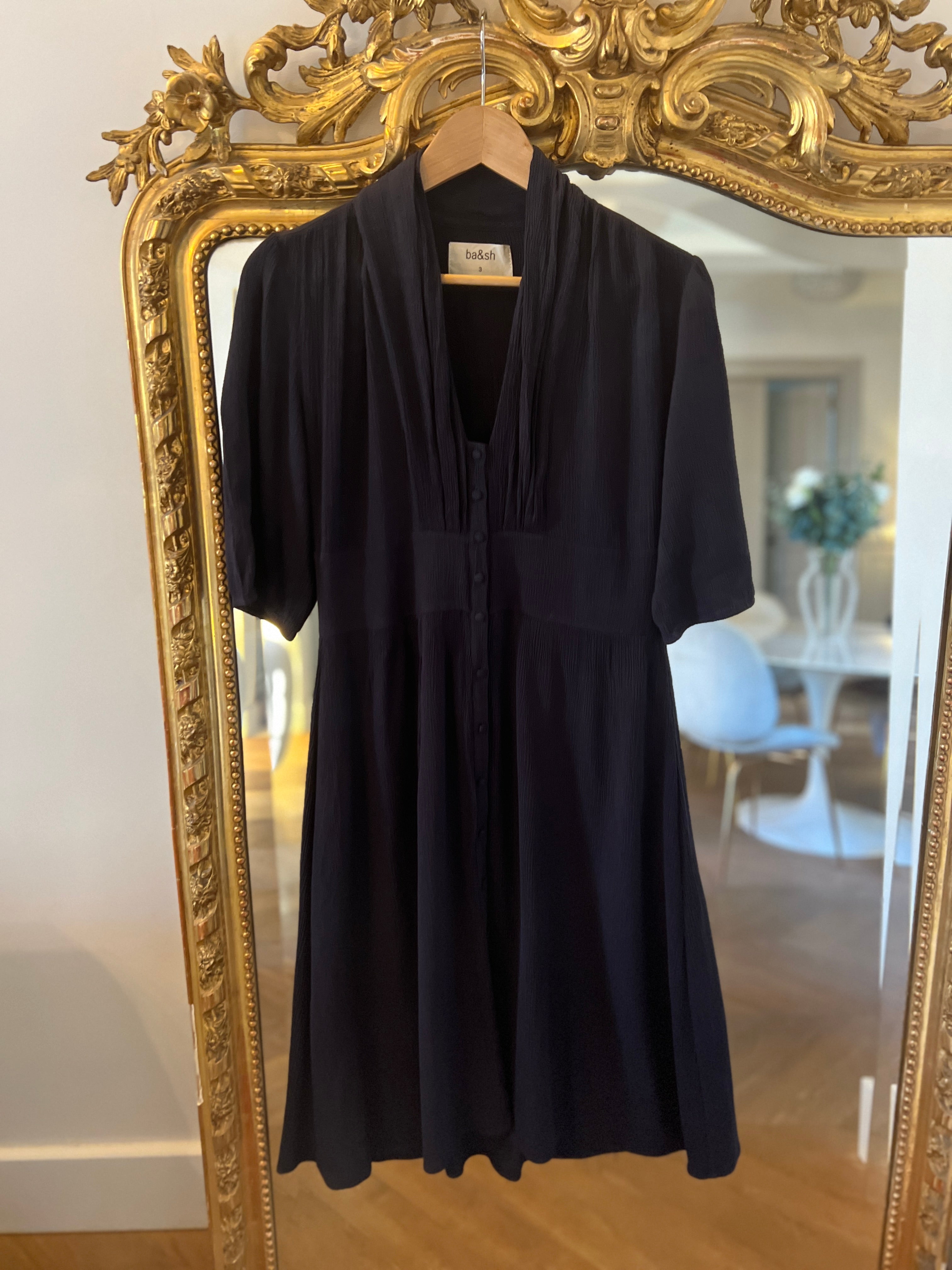 Robe Ba&sh bleu nuit décolleté V plissé et boutons