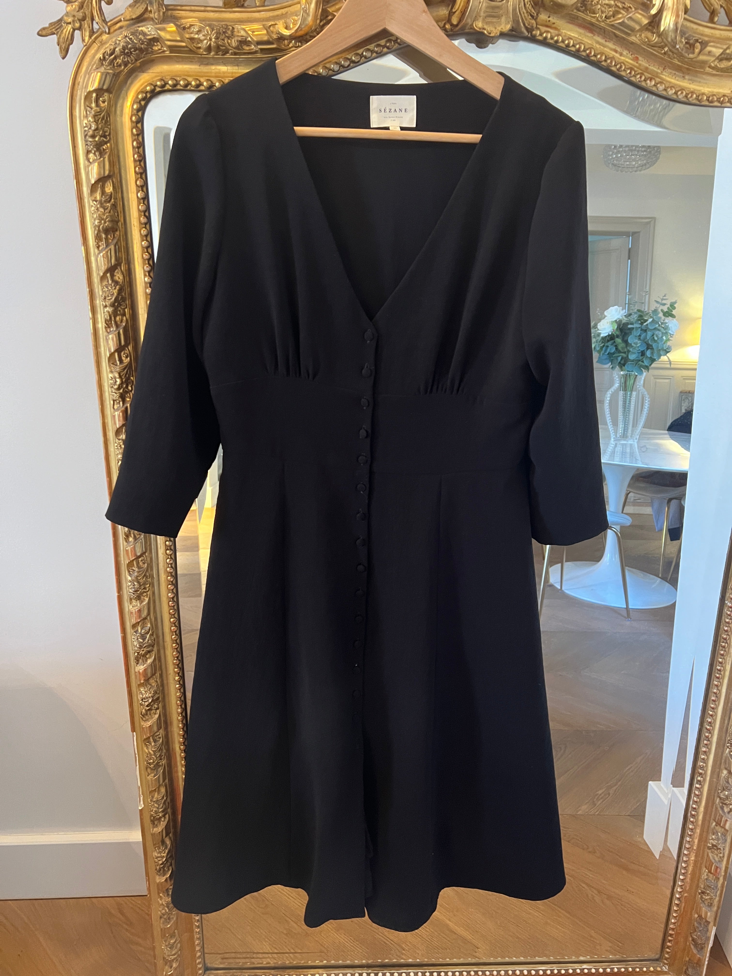 Robe Sézane noir décolleté V et boutons