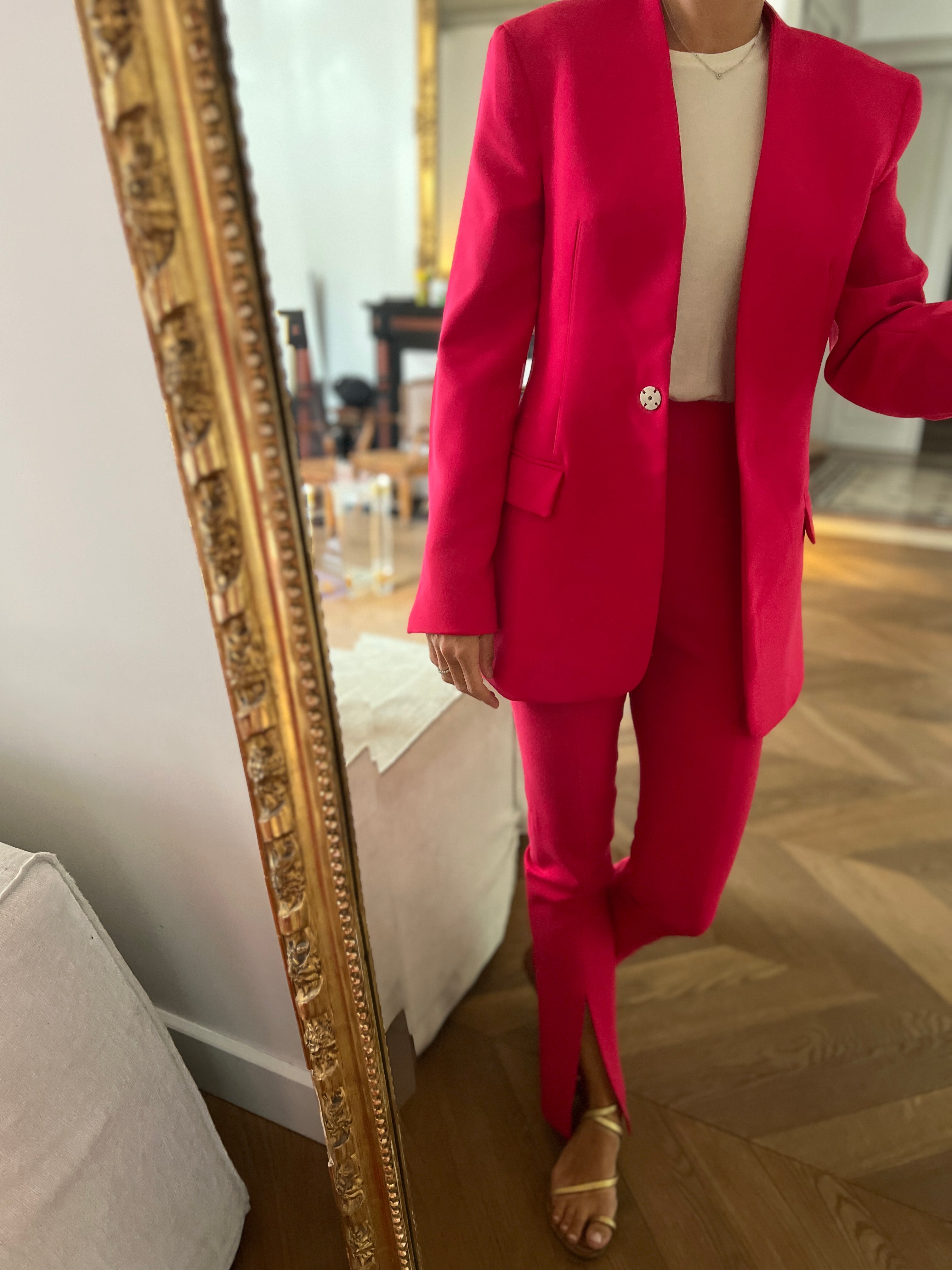 Ariane Brodier Tailleur pantalon et Veste Zara Framboise