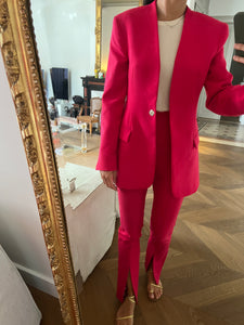 Ariane Brodier Tailleur pantalon et Veste Zara Framboise