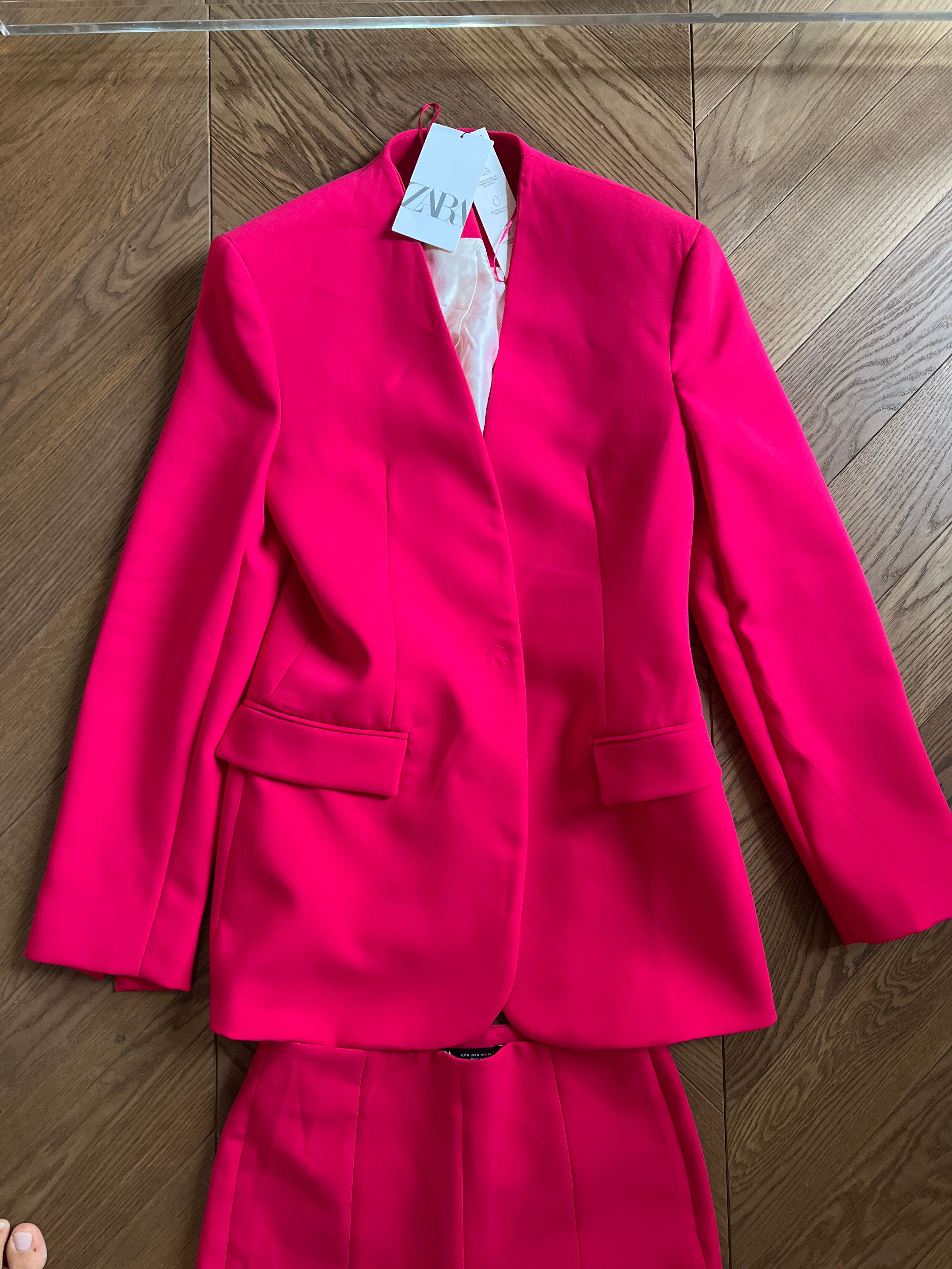 Ariane Brodier Tailleur pantalon et Veste Zara Framboise