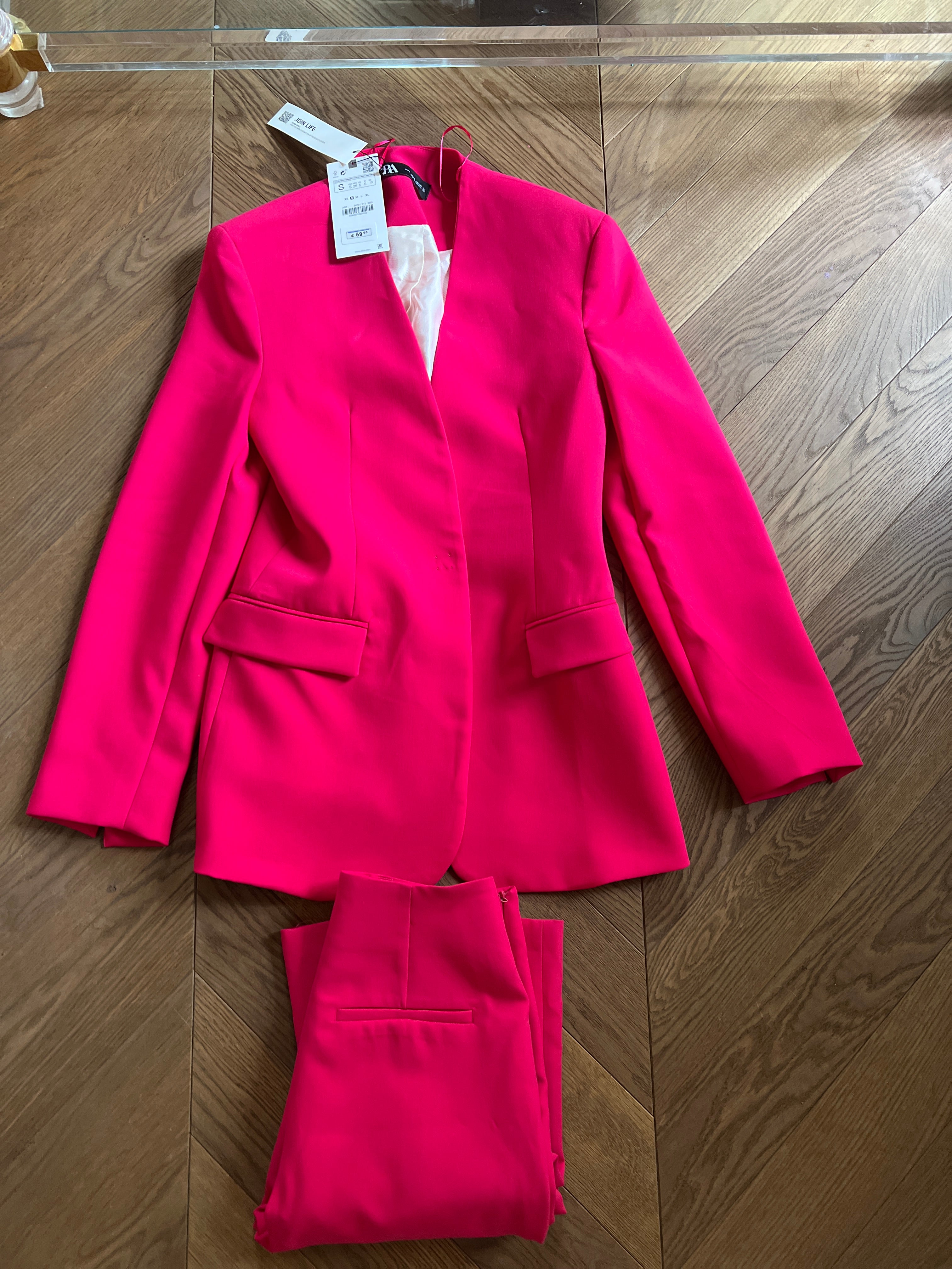 Ariane Brodier Tailleur pantalon et Veste Zara Framboise