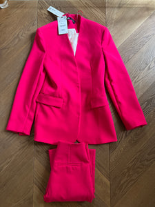 Ariane Brodier Tailleur pantalon et Veste Zara Framboise