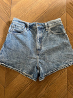 Charger l'image dans la galerie, Levis - Short en jean High Waisted Mom Shorts
