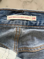 Charger l'image dans la galerie, Levis - Short en jean High Waisted Mom Shorts
