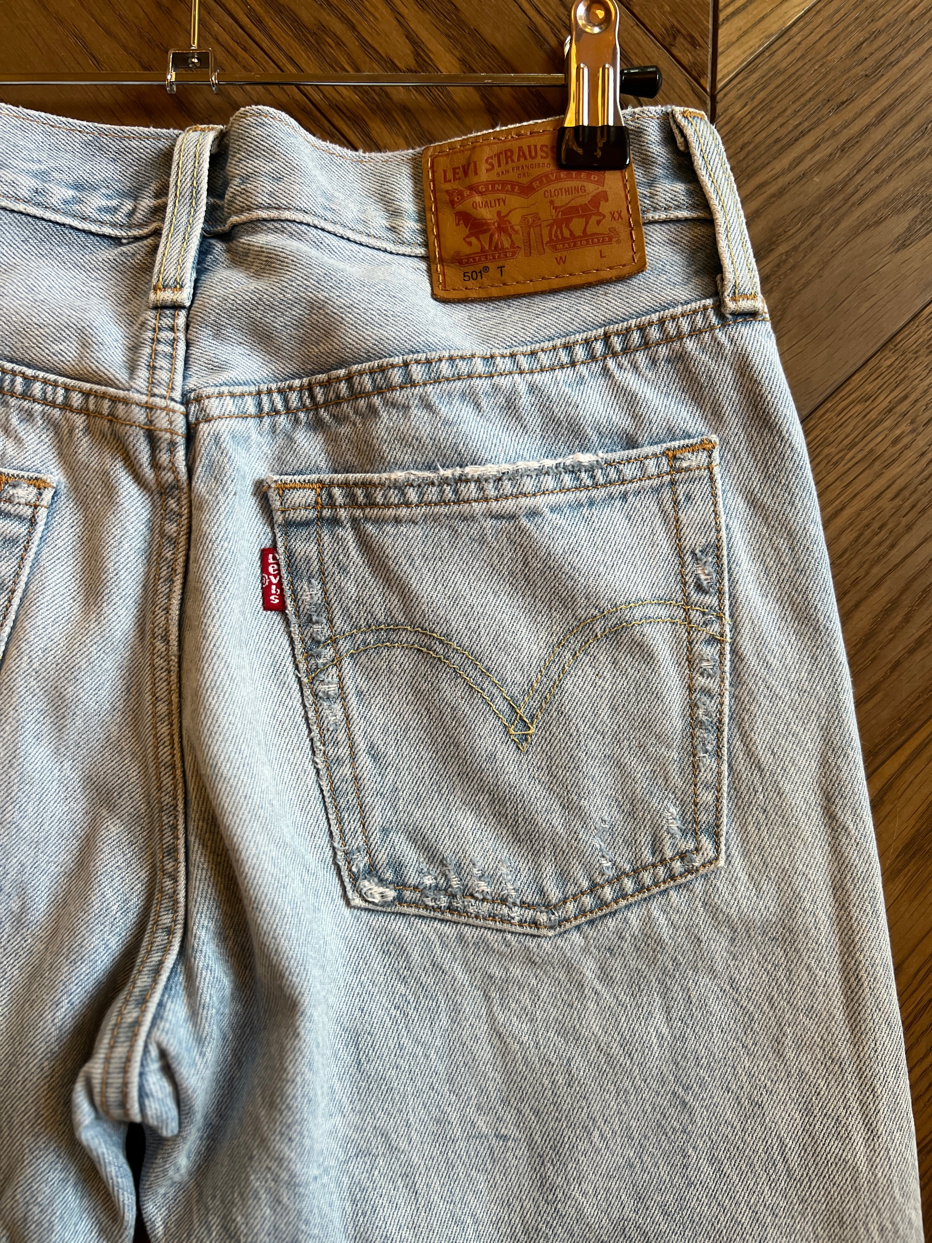 Jean Levis 501 troué bleu ciel