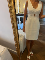 Charger l'image dans la galerie, BCBG Maxazria - Robe blanche taille ouverte
