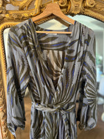 Charger l&#39;image dans la galerie, Mare Di Latte - Robe Emmanuelle imprimée Baroque grise et kaki
