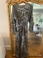 Charger l&#39;image dans la galerie, Mare Di Latte - Robe Emmanuelle imprimée Baroque grise et kaki
