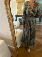Charger l&#39;image dans la galerie, Mare Di Latte - Robe Emmanuelle imprimée Baroque grise et kaki
