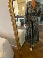 Charger l&#39;image dans la galerie, Mare Di Latte - Robe Emmanuelle imprimée Baroque grise et kaki
