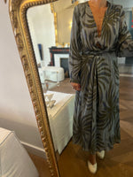 Charger l&#39;image dans la galerie, Mare Di Latte - Robe Emmanuelle imprimée Baroque grise et kaki
