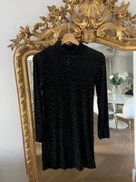 Charger l'image dans la galerie, Mango -  Robe noire velours col montant
