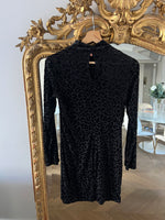 Charger l'image dans la galerie, Mango -  Robe noire velours col montant

