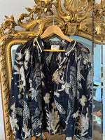 Charger l&#39;image dans la galerie, Forte Forte - Blouse fluide bleu marine à motifs beige
