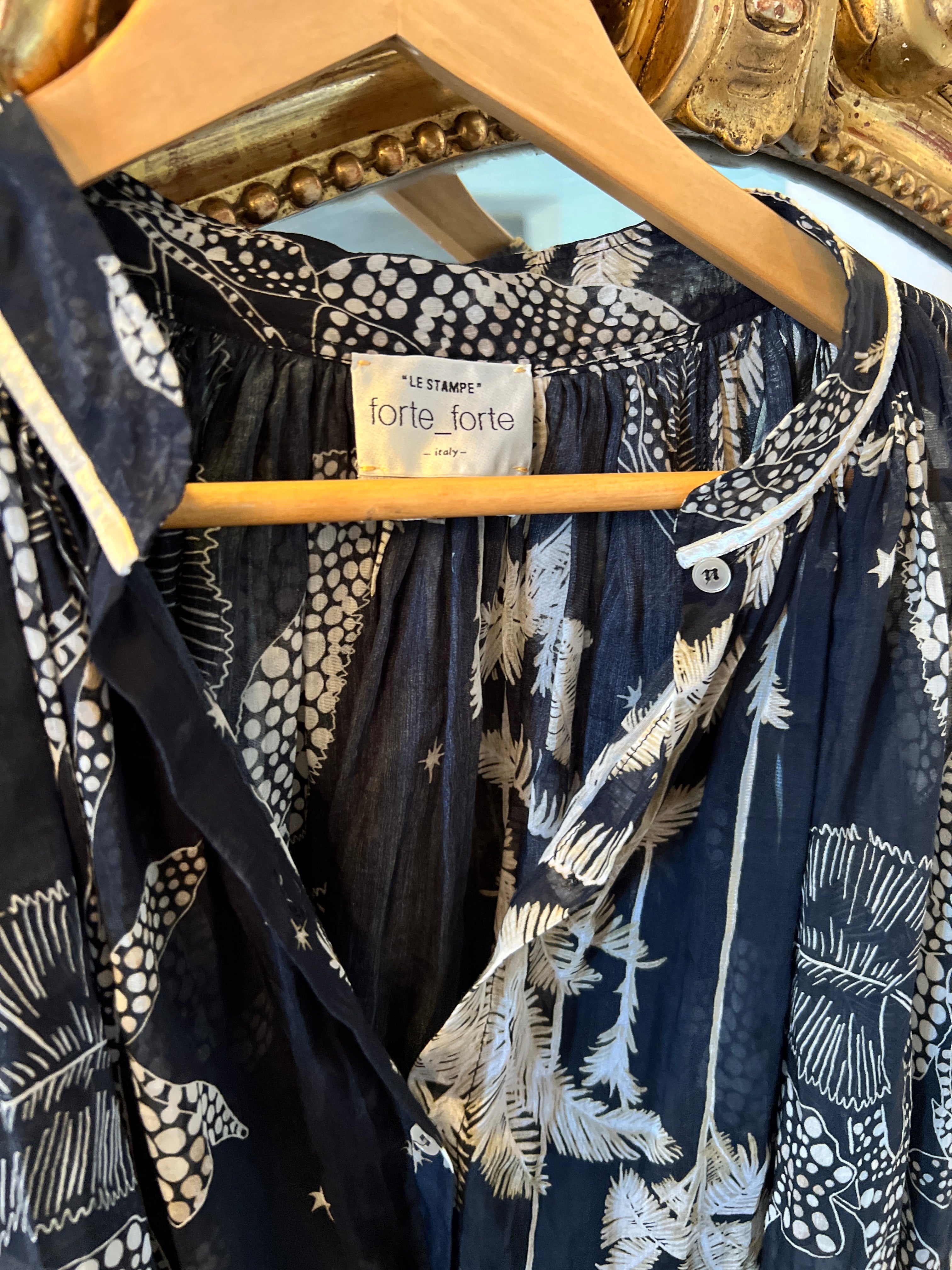 Forte Forte - Blouse fluide bleu marine à motifs beige