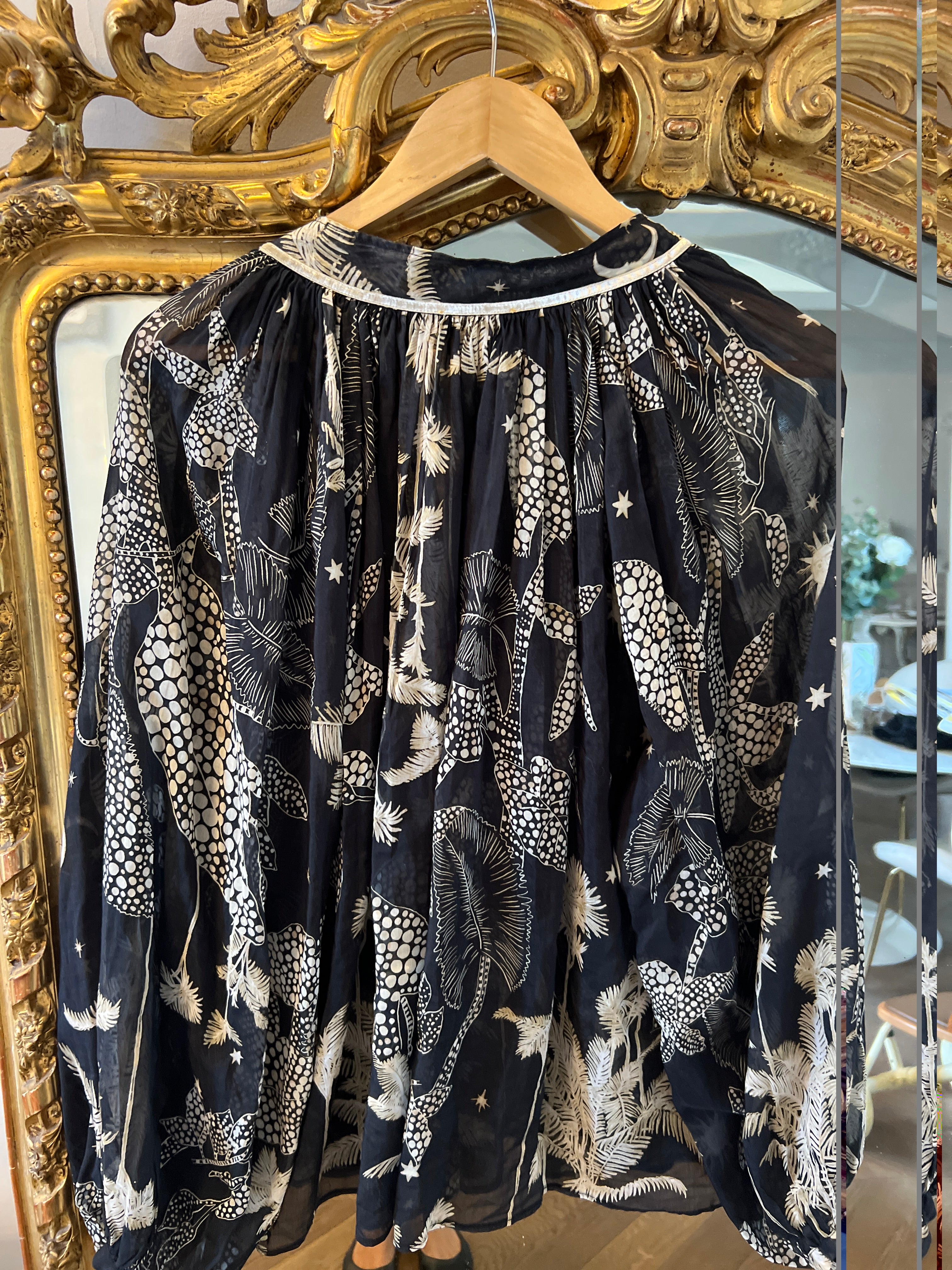 Forte Forte - Blouse fluide bleu marine à motifs beige