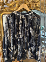 Charger l&#39;image dans la galerie, Forte Forte - Blouse fluide bleu marine à motifs beige
