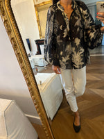 Charger l&#39;image dans la galerie, Forte Forte - Blouse fluide bleu marine à motifs beige
