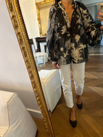 Charger l&#39;image dans la galerie, Forte Forte - Blouse fluide bleu marine à motifs beige
